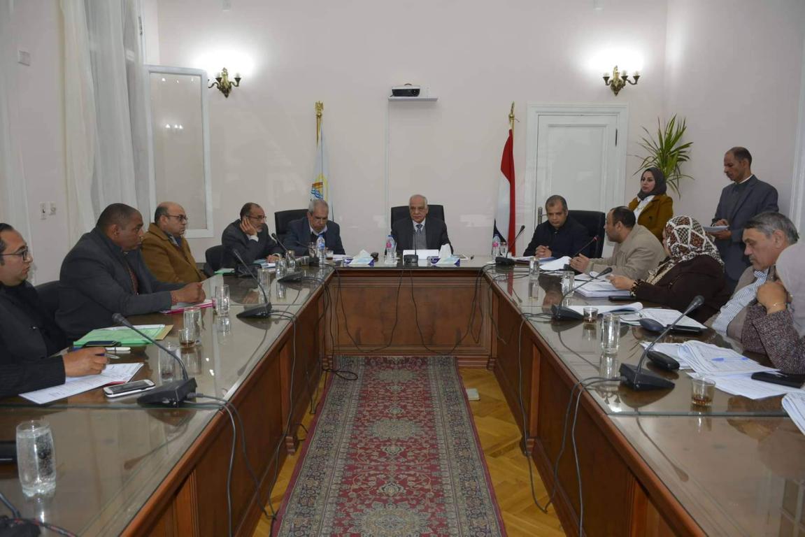 محافظ الجيزة يبحث شكاوى المواطنين الخاصه بالبناء المخالف ويوجه بسرعة الحل