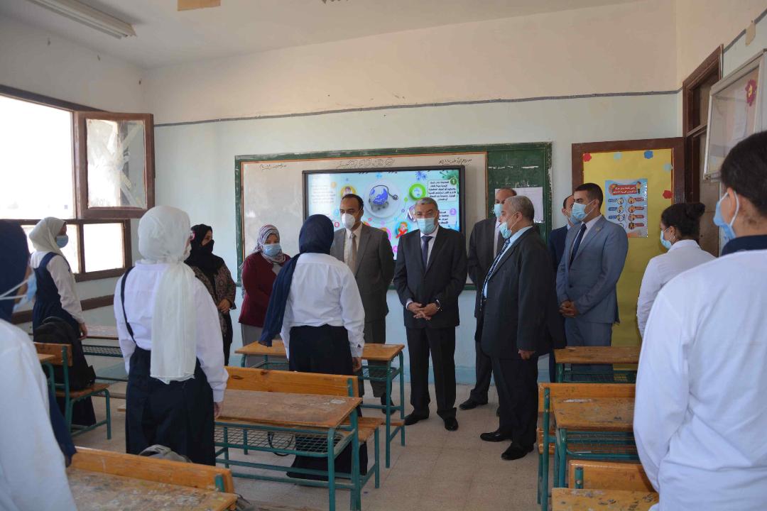 محافظ المنيا يتابع انتظام سير العملية التعليمية ويوجه بالالتزام بالإجراءات الاحترازية والوقائية وأعمال النظافة والتعقيم 