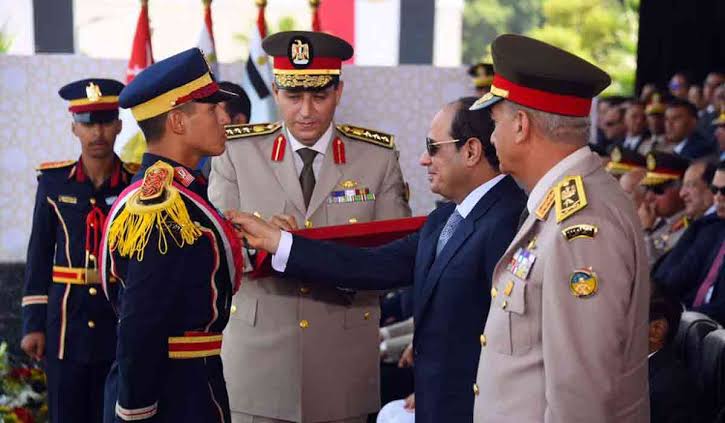 السيسى يشهد الاحتفال بتخريج دفعات جديدة من الكليات العسكرية والمعهد الفنى ويقلد أوائل الخريجين نوط الواجب العسكري