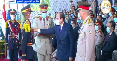 السيسى يمنح أوائل الخريجين بالكليات العسكرية نوط الواجب العسكرى