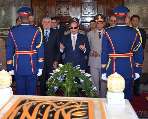 الرئيس يضع أكاليل الزهور على قبر الجندى المجهول والزعيمين أنور السادات وجمال عبد الناصر