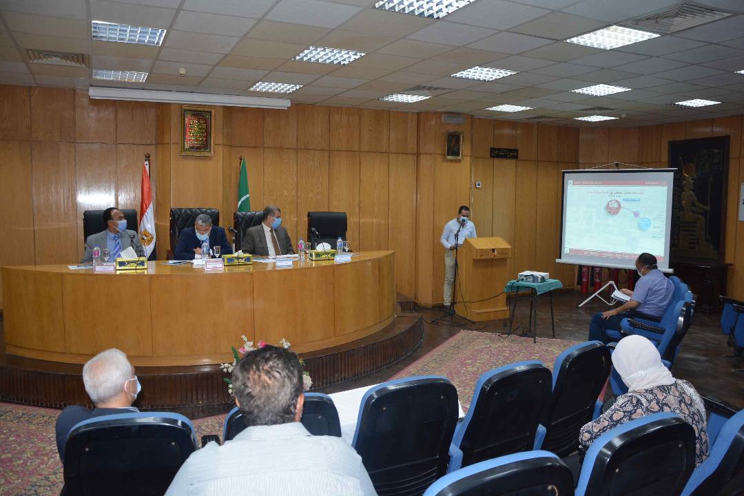 محافظ المنيا يتابع الموقف التنفيذي لتطوير مدينه العمال خلال اجتماع لجنه تسيير المناطق غير الآمنة