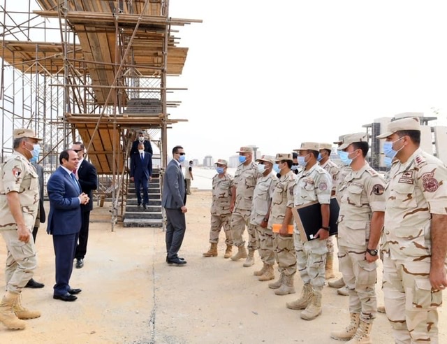 السيسي يتفقد عددًٌا من المشروعات بالعاصمة الإدارية 
