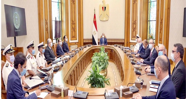 السيسي يبحث مشروعا استراتيجيا على البحر المتوسط بحضور قائد القوات البحرية