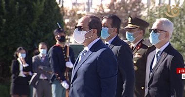 السيسى يضع إكليلا من الزهور على نصب الجندى المجهول فى أثينا
