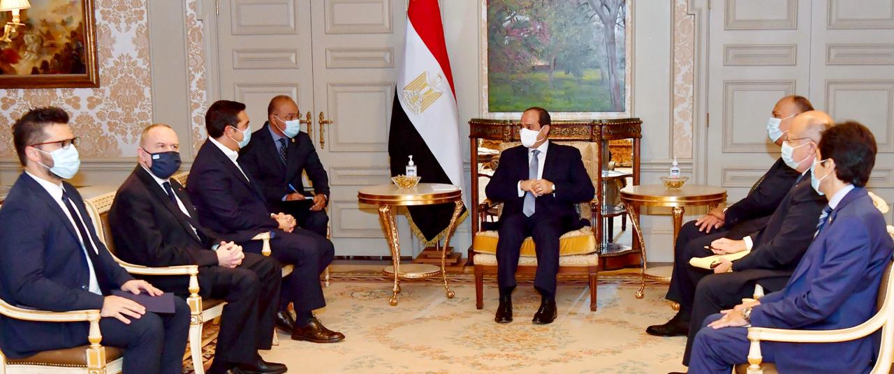 السيسي يلتقي تسيبراس ويؤكد اعتزاز مصر بعلاقاتها مع اليونان

