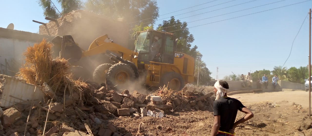 ازالة التعديات على نهر النيل بمحافظة الاقصر