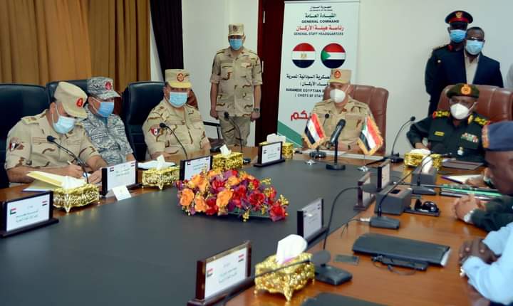 رئيس الأركان يعود إلى أرض الوطن بعد إنتهاء زيارته الهامة للسودان.. تفاصيل