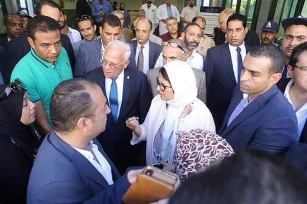 وقفة إحتجاجية للعاملات بالصحة المدرسية للمطالبة بصرف مرتباتهن

