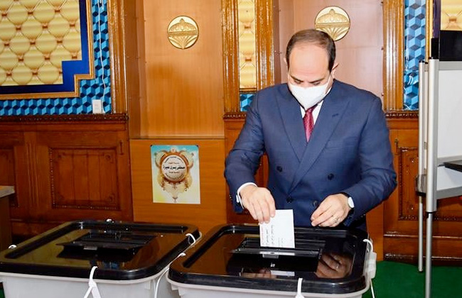 صور وفيديو..  السيسي أثناء إدلائه بصوته في انتخابات النواب
