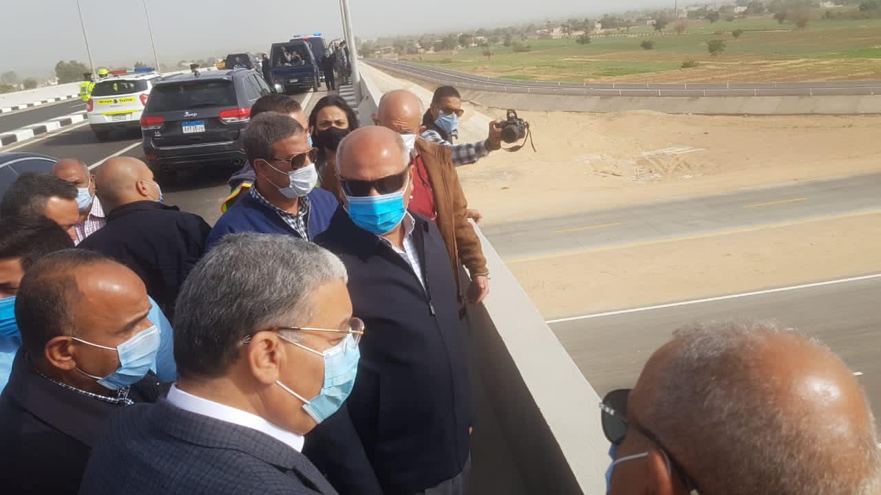 وزير النقل ومحافظ المنيا يتابعان معدلات تنفيذ محور سمالوط وتطوير الصحراوي الغربي 