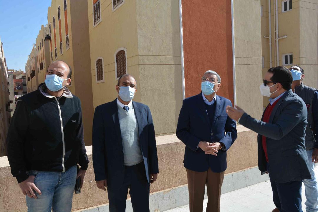 محافظ المنيا يتابع مشروع مدينة العمال ويؤكد تطوير ( 3 ) مناطق عشوائية بتكلفة 194 مليون جنيه