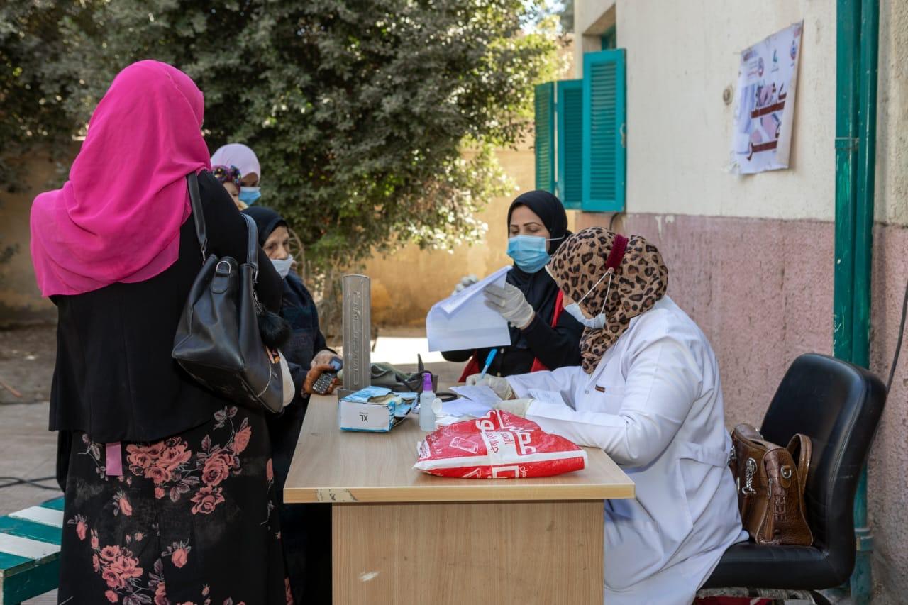 الكشف على ١١٤٥ حالة خلال القافلة الطبية بقرية الرئيسية بمركز نجع حمادى ‪ ‬

