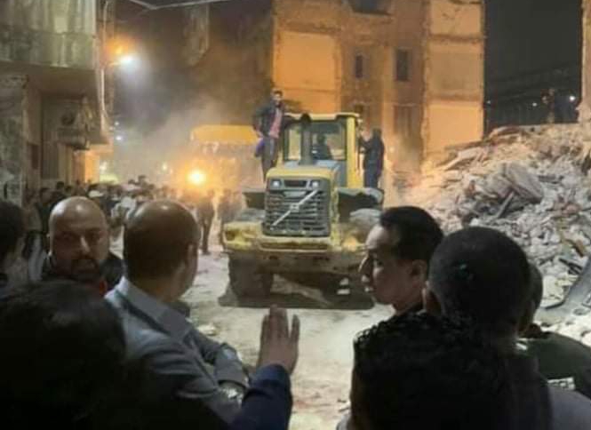 بالصور.. انهيار عقار بمحرم بك واستخراج طفل من تحت الأنقاض والبحث عن 9 مفقودين

