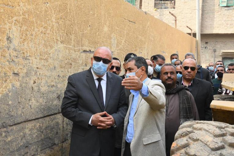 محافظ قنا ينتقل لموقع المنزل المنهار بنجع العجمى بمركز دشنا


