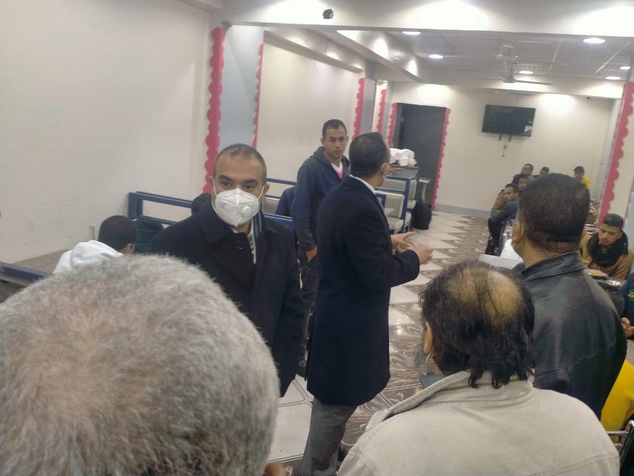 نائب محافظ المنيا يتابع الخدمة الطبية بمستشفيات الحميات والصدر ويغلق احد المطاعم لمخالفة اجراءات كورونا المنيا 
