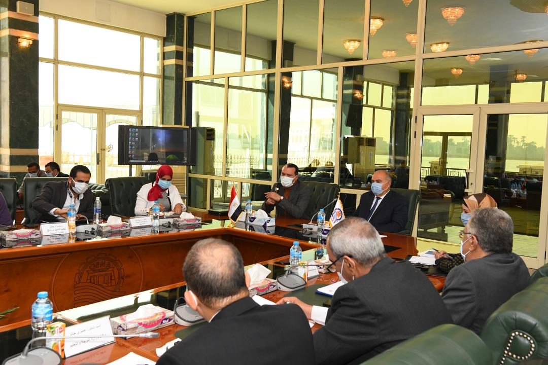 محافظ قنا يعقد اجتماعا لمناقشة مقترحات خطة تطوير 5 مراكز 
