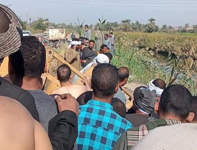 صور وفيديو.. أهالي إسنا يستغيثون بالرئيس لإنقاذ حياتهم من طريق الموت