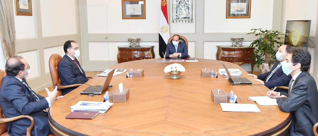 الرئيس يستعرض انشطة المشروعات المتوسطة والصغيرة  في إطار القانون الجديد