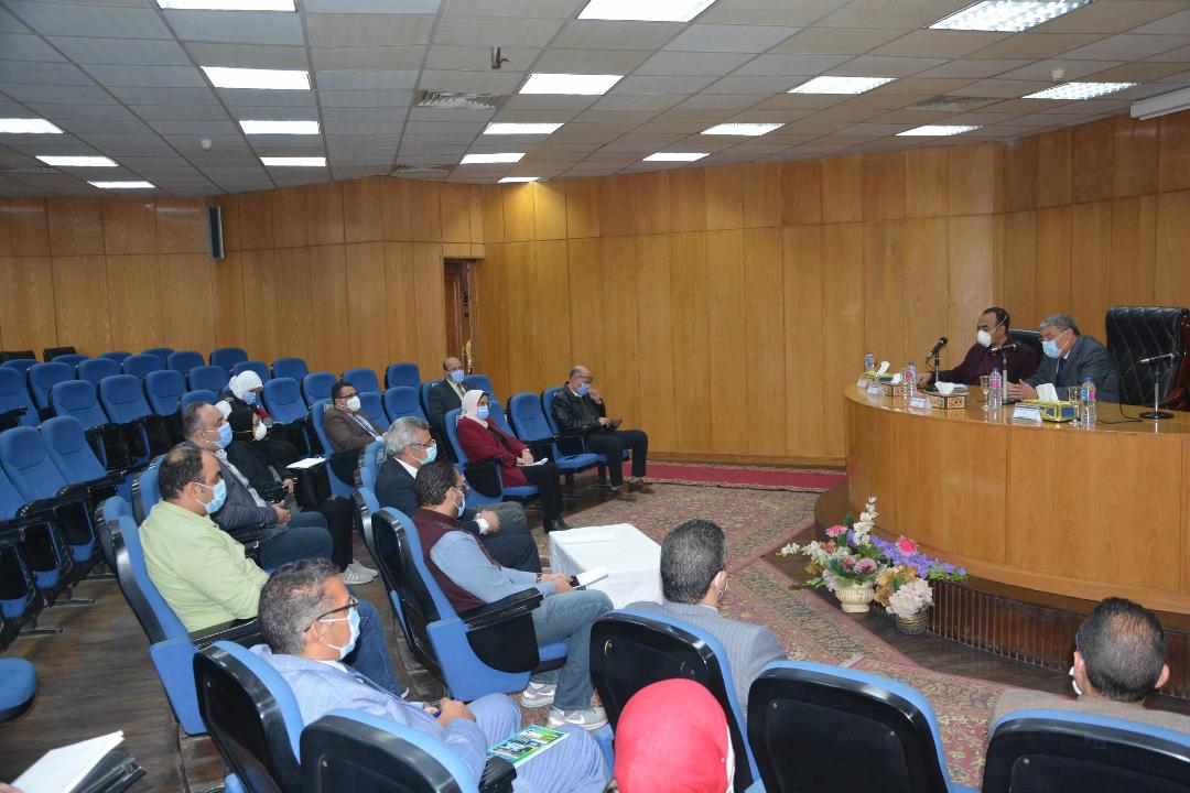 محافظ المنيا يشدد على تنفيذ تكليفات مجلس الوزراء، ويستعرض الوضع الحالي للمستشفيات 
