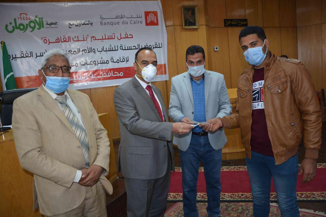 تسليم 100 شيكا للأسر الأكثر احتياجا لتنمية المشروعات الصغيرة بالمنيا
