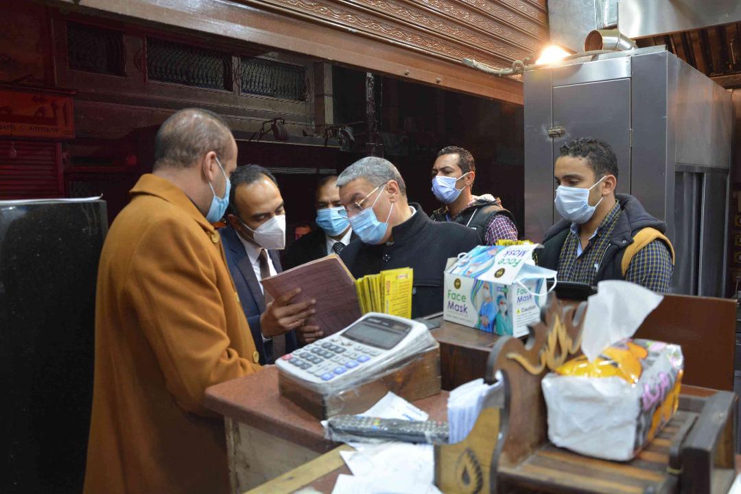 محافظ المنيا يقود حملة مكبرة لمتابعة مواعيد غلق المحلات والمطاعم والمقاهي