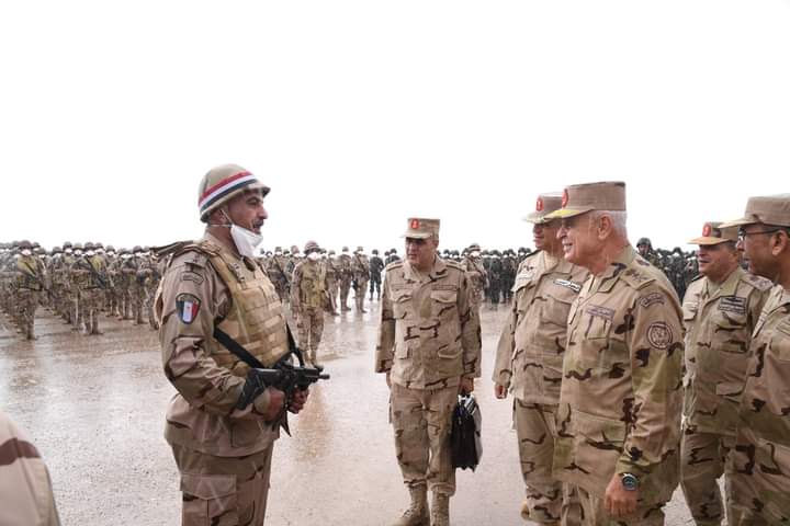 رئيس الأركان يشهد إجراءات الإصطفاف والإستعداد القتالي على الإتجاه الغربى ومشروع 