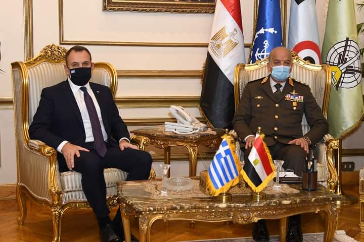وزير الدفاع يناقش مع نظيره اليوناني آخر المستجدات على الساحتين الإقليمية والدولية وتعزيز التعاون العسكري