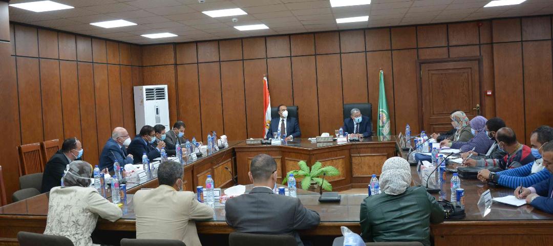 محافظ المنيا يوجه بإعداد دراسة شاملة للتخلص الامن من مخلفات المصانع ويمهل احد المشروعات المتعثرة ثلاث أشهر