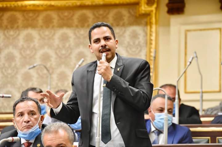 برلماني يدعم نادى قنا الرياضى بـ 50 ألف جنيه