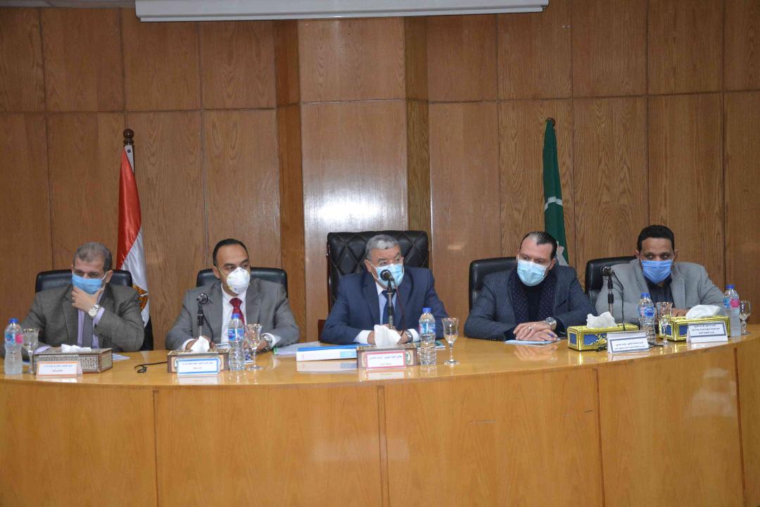  محافظ المنيا يبحث مع وفد برنامج تنمية الصعيد مخطط تطوير 5 مراكز 