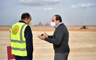 بالصور.. السيسي يتفقد المحاور والطرق الجديدة بمحافظتي القاهرة والجيزة