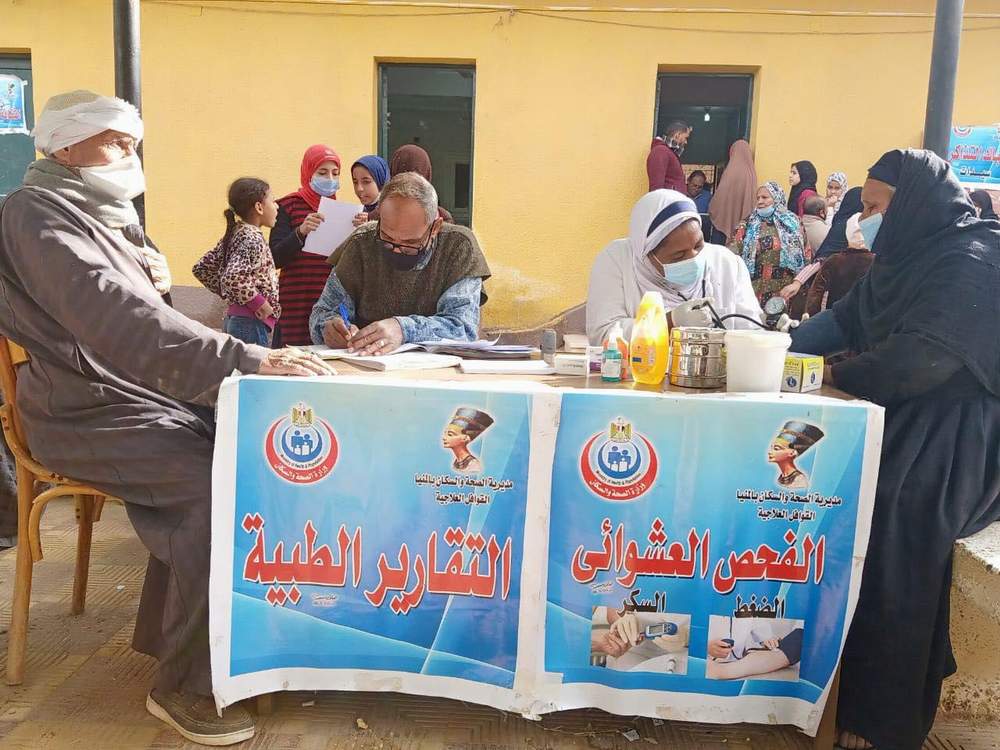 الكشف على  1746 مواطن خلال قافلة بقرية طهنا الجبل بالمنيا