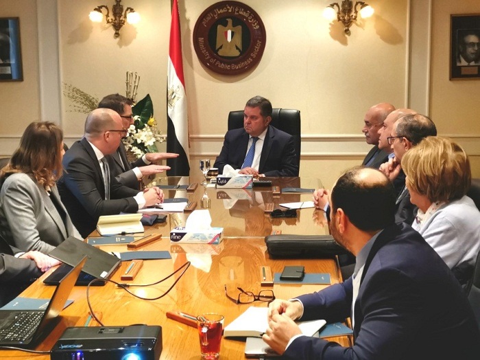 وزير قطاع الأعمال يتابع توريد معدات الغزل الحديثة مع وفد 