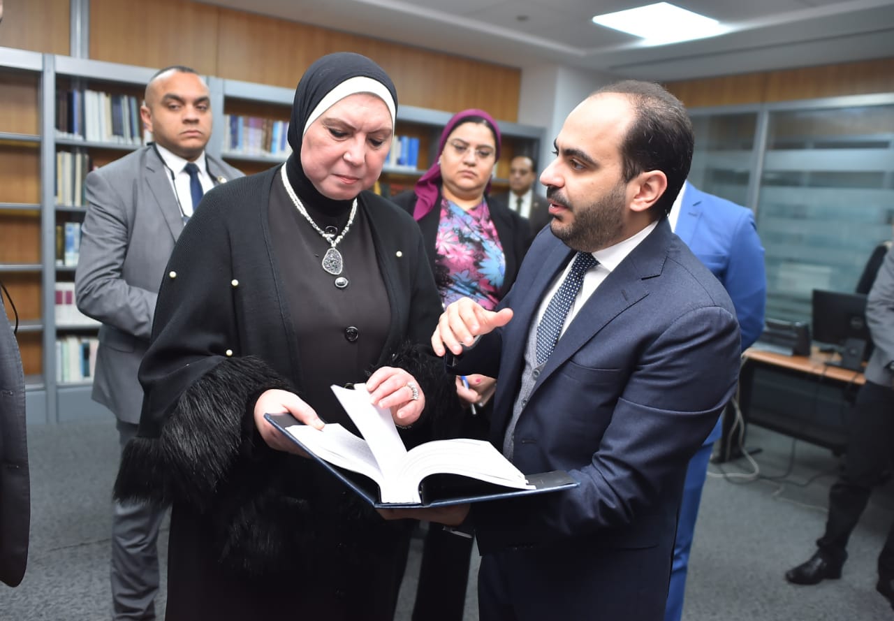 بالصور.. وزيرة التجارة تتفقد جهاز حماية المنافسة بالقرية الذكية