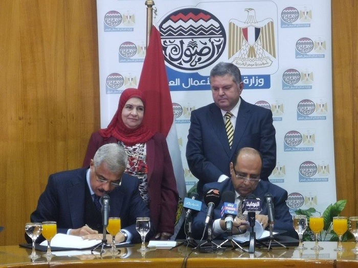 وزير قطاع الأعمال يشهد توقيع عقد إنشاء فندق 5 نجوم بالأقصر