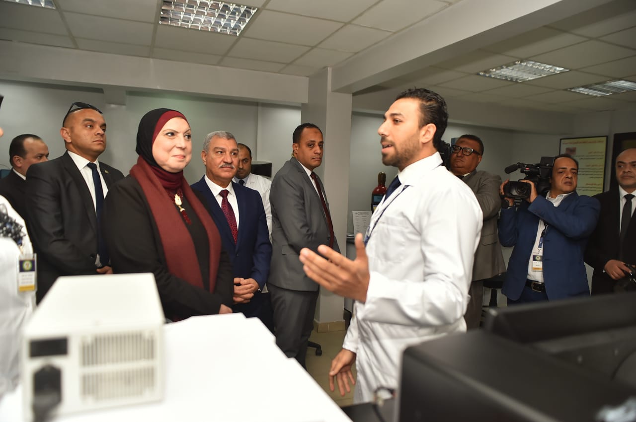 وزيرة التجارة تتفقد المعامل الصناعية التابعة لـ