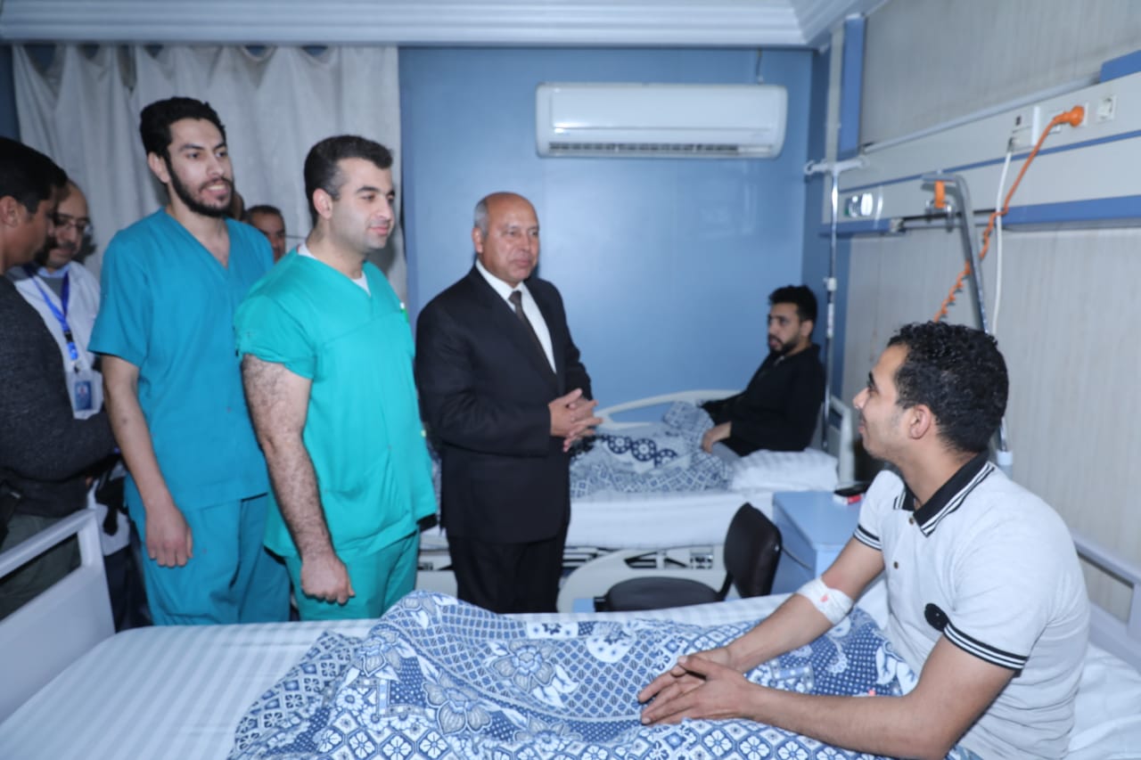 كامل الوزير يطمئن على آخر ٣ مصابين في حادث تصادم قطاري برج النجيلي