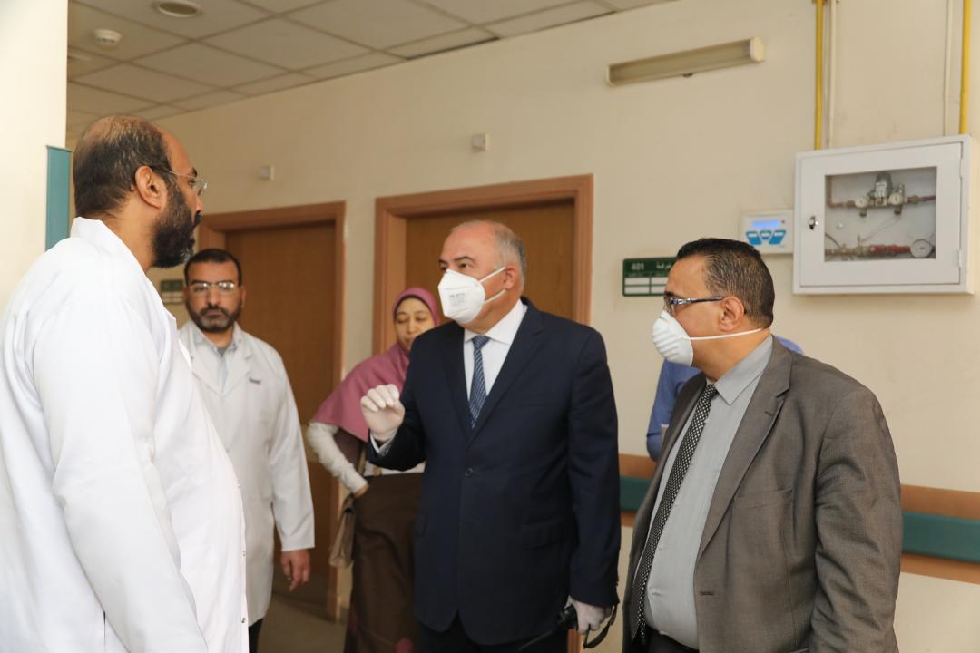 محافظ قنا يتابع إجراءات تجهيز مستشفى قفط التعليمى للحجر الصحى