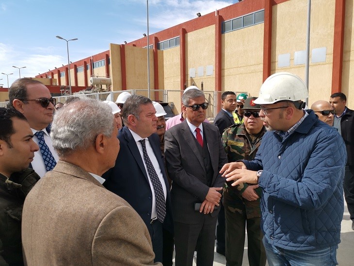 وزير قطاع الأعمال يشهد إطلاق خدمات الكهرباء والمياه بـ