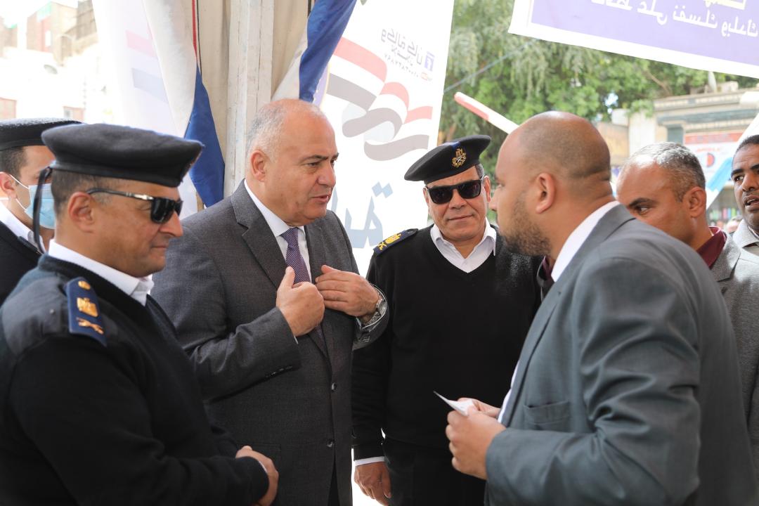 محافظ قنا يتابع اجراءات تنظيم حركة المواطنين بمركز الخدمات البريدية