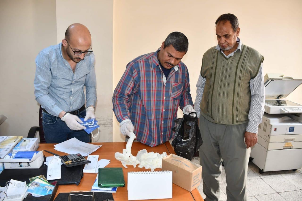 لمواجهة كورونا مياه المنيا توزع 1500 كمامة وجوانتى على عمال الصرف الصحي