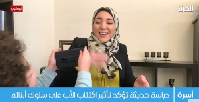 بالفيديو .. طفل يباغت أمه على الهواء أثناء مداخلة تليفزيونية