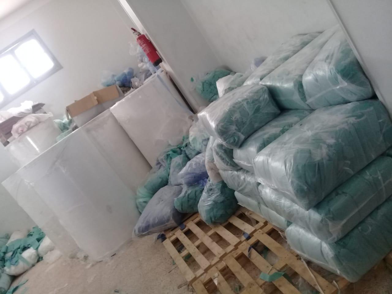 ضبط مصنع للكمامات والمطهرات بدون ترخيص بالمنطقة الصناعية