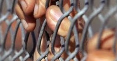 القبض على شخص بحوزته بندقية آليه غير مرخصة فى المعصرة 
