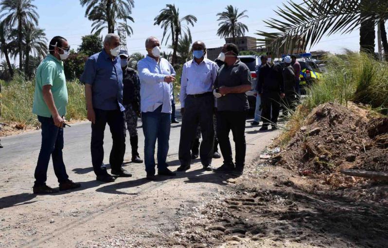 خلال جولة مفاجئة .. محافظ الأقصر يضبط مخالفة تعديات بالبناء وينقل رئيس حي شمال