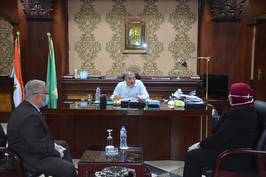 محافظ المنيا يبحث مع البنك الزراعي إجراءات صرف منحة العمالة غير المنتظمة