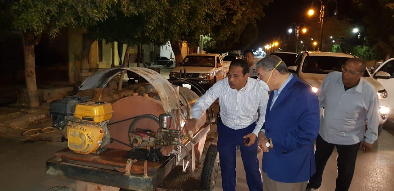 محافظ المنيا يتابع رش وتطهير عدد من الشوارع والمباني وقت الحظر