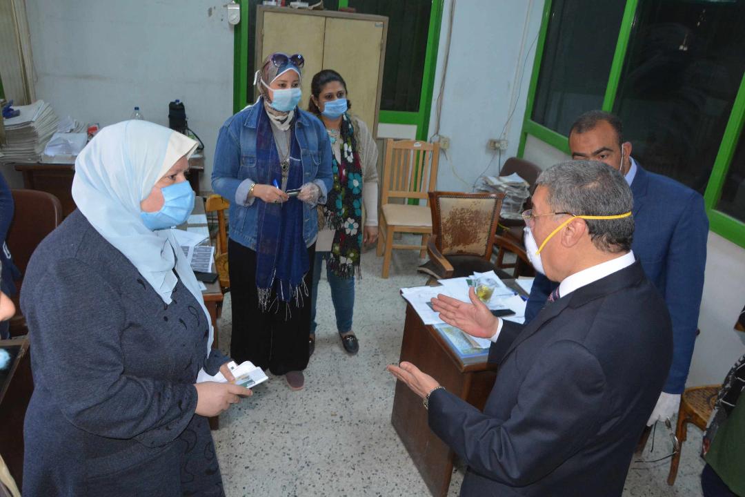 محافظ المنيا يتفقد منافذ صرف منحة العمالة غير المنتظمة لمتابعة انتظام العمل