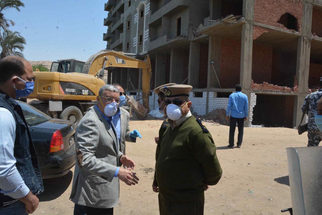 محافظ المنيا يقود حملة مكبرة لإزالة 6 أبراج مخالفة بمنطقة أبوفليو